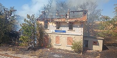 Uşak’ta Tarihi Tren Garı Binası Yandı